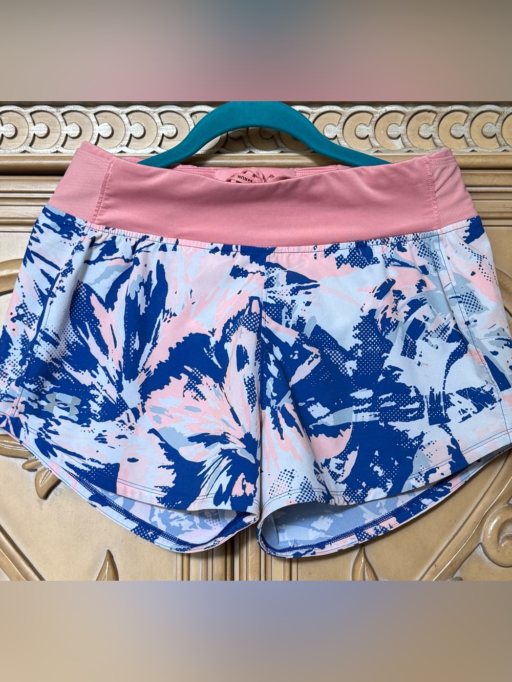 Under Armour pink & Blue Floral Print Athletic Shorts w/shorts  sz M guc pocket